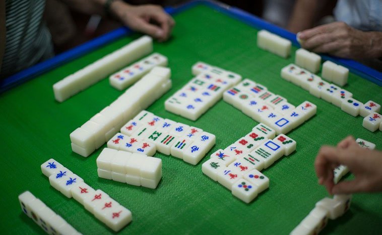 Partie de Mah Jong, l'un des jeux les plus populaires au Japon