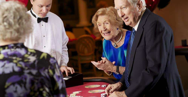 Les casinos terrestres : lieu de rencontre des retraités